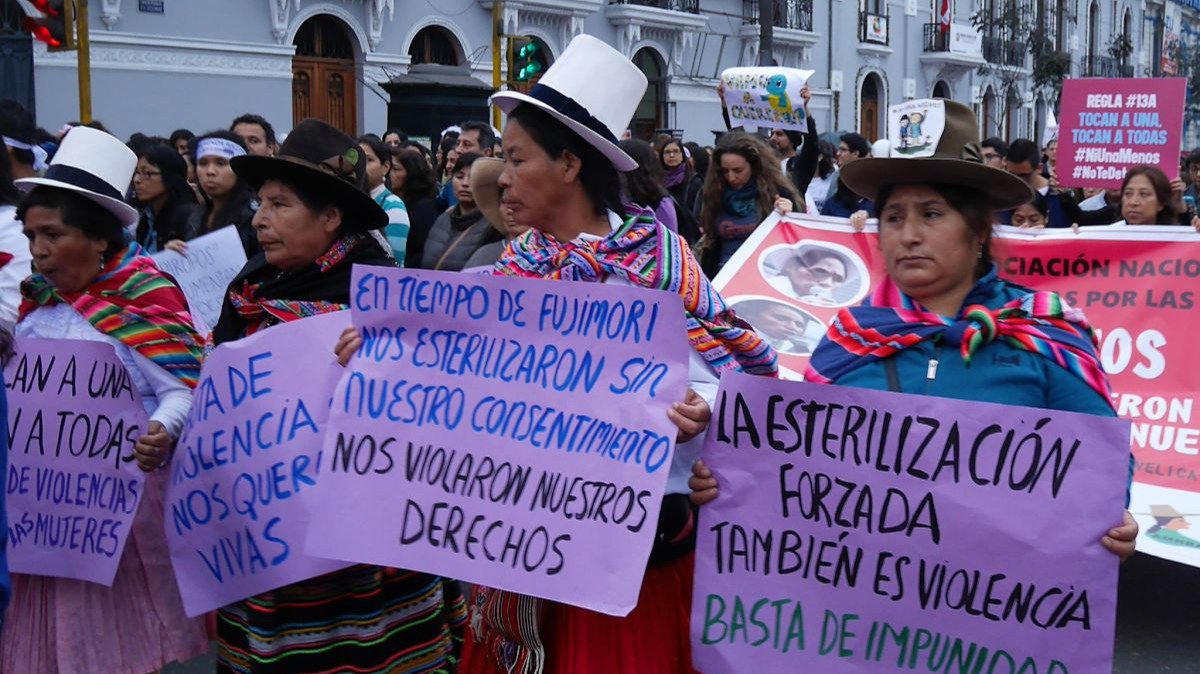  Mujeres indígenas Quechua manifiestan para exigir justicia  por las esterilizaciones forzadas de las que fueron víctimas. Foto: Instituto de Democracia y Derechos Humanos de la Pontificia Universidad Católica del Perú 